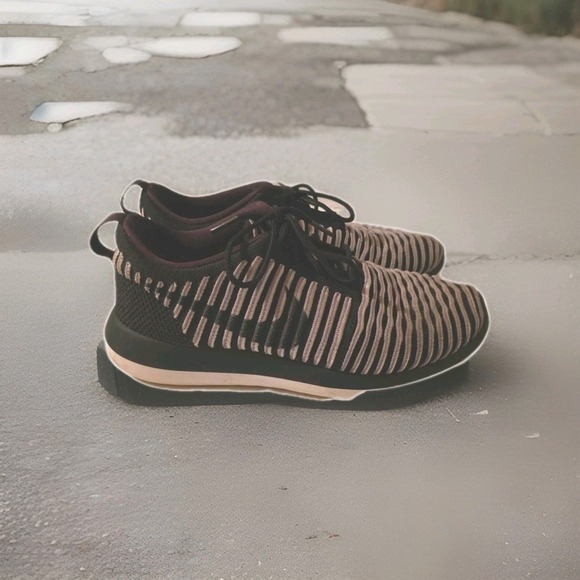 Nike Sneakers Womens Size 8.5 Flyknit Roshe Athletic Shoes - Picture 1 of 7